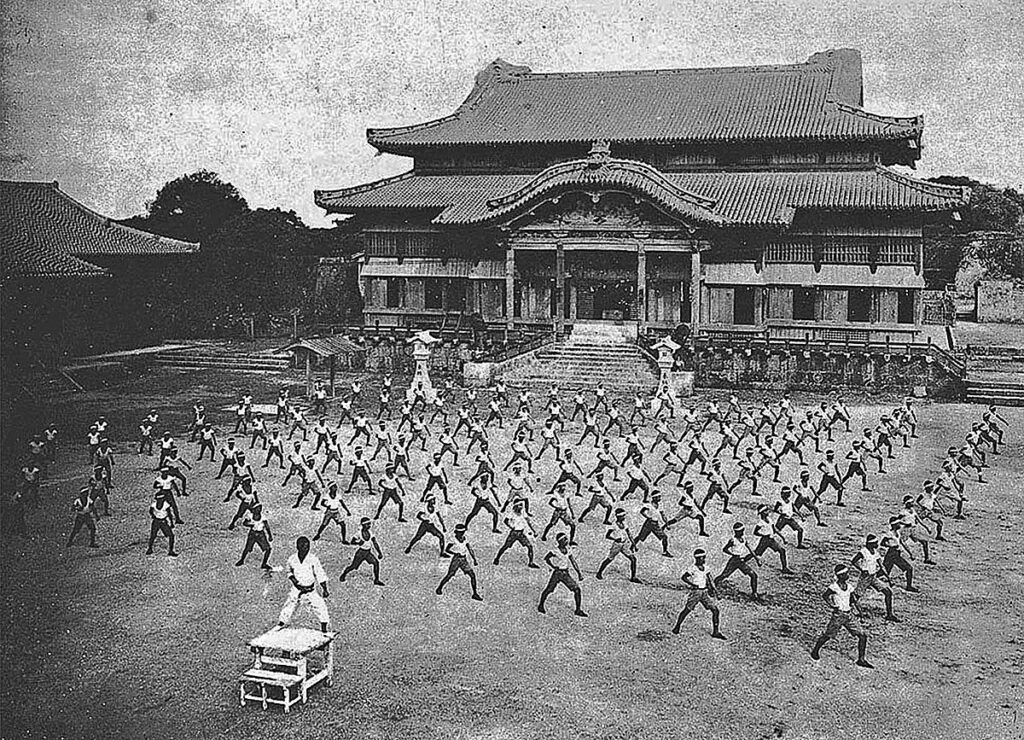 Pratica di fronte al Castello di Shuri (Okinawa – 1938)